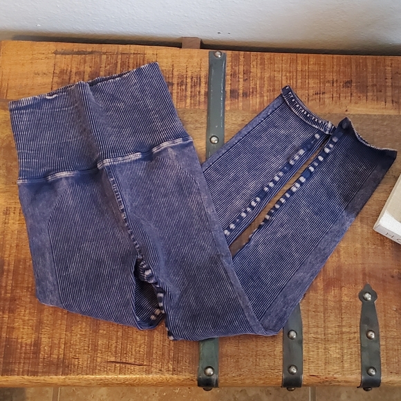 💙 Free People Ultra High Rise Happiness Runs Leggings 💙 - Picture 9 of 16